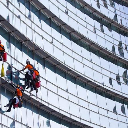 Мойка фасадов бизнес-центра в Хабаровске